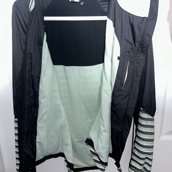 Lululemon rain jacket - Picture 5 of 6